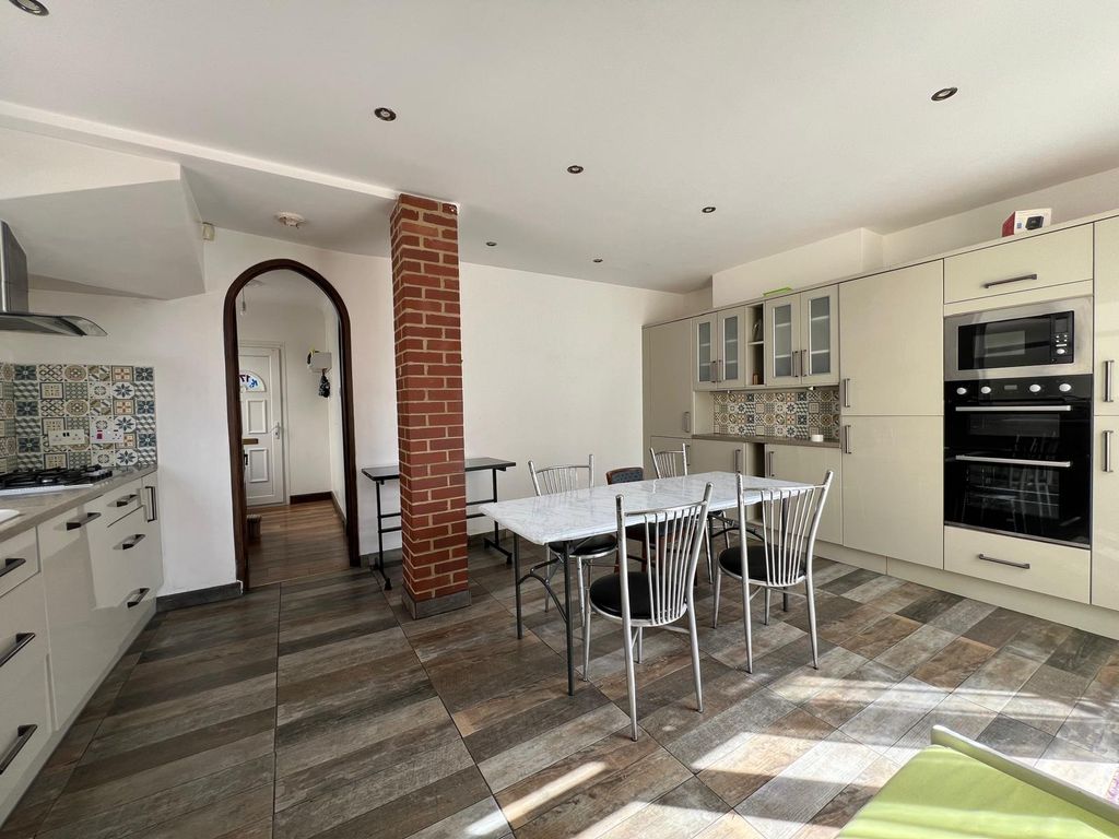 Property photo 2 of 12 Kitchen