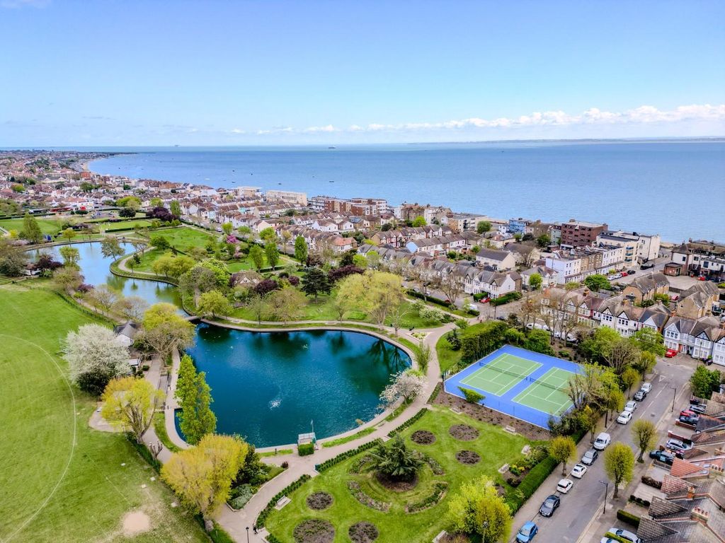 Property photo 2 of 29 Southchurch Park