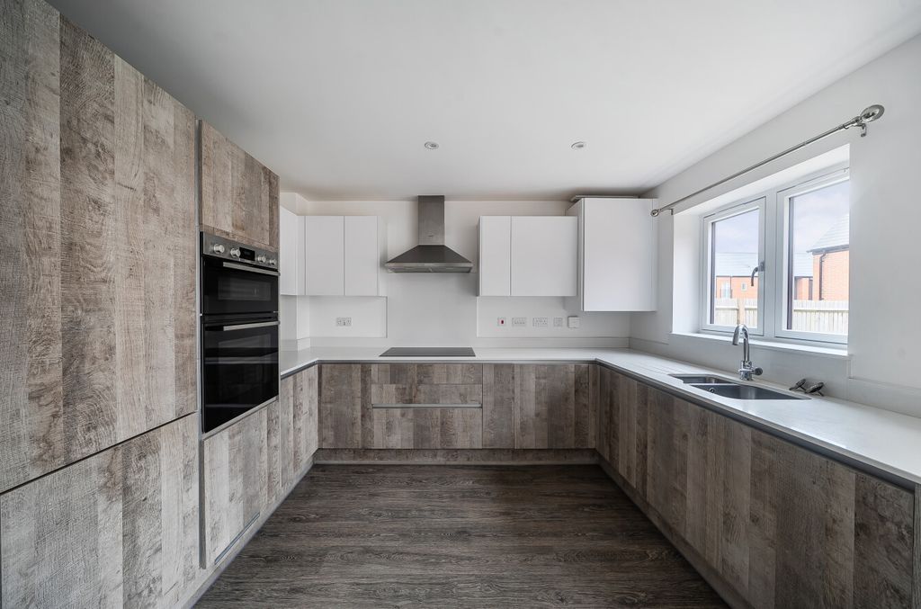 Property photo 3 of 14 1439882-11-69De7B...