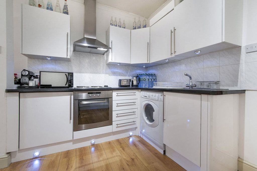 Property photo 2 of 7 Kitchen