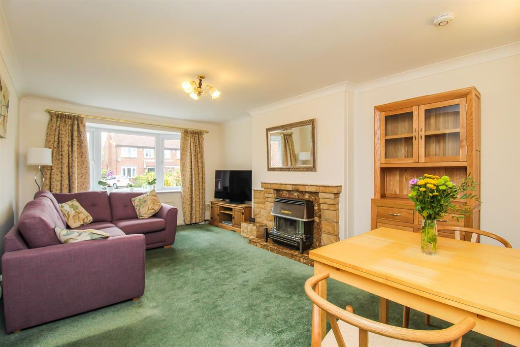 Property photo 3 of 8 Lounge/Dining Room