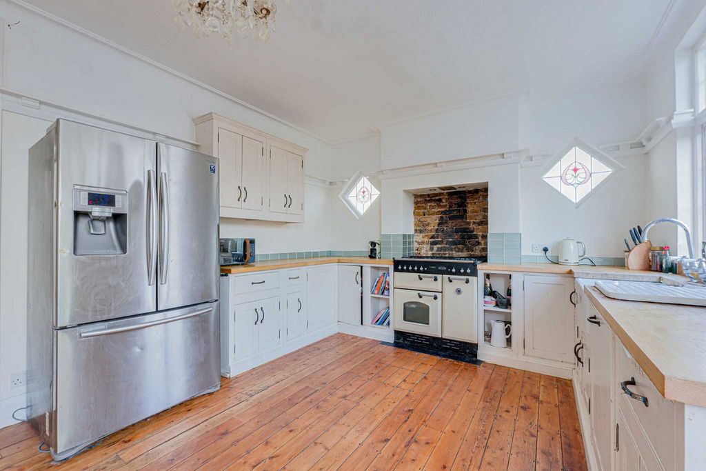 Property photo 2 of 33