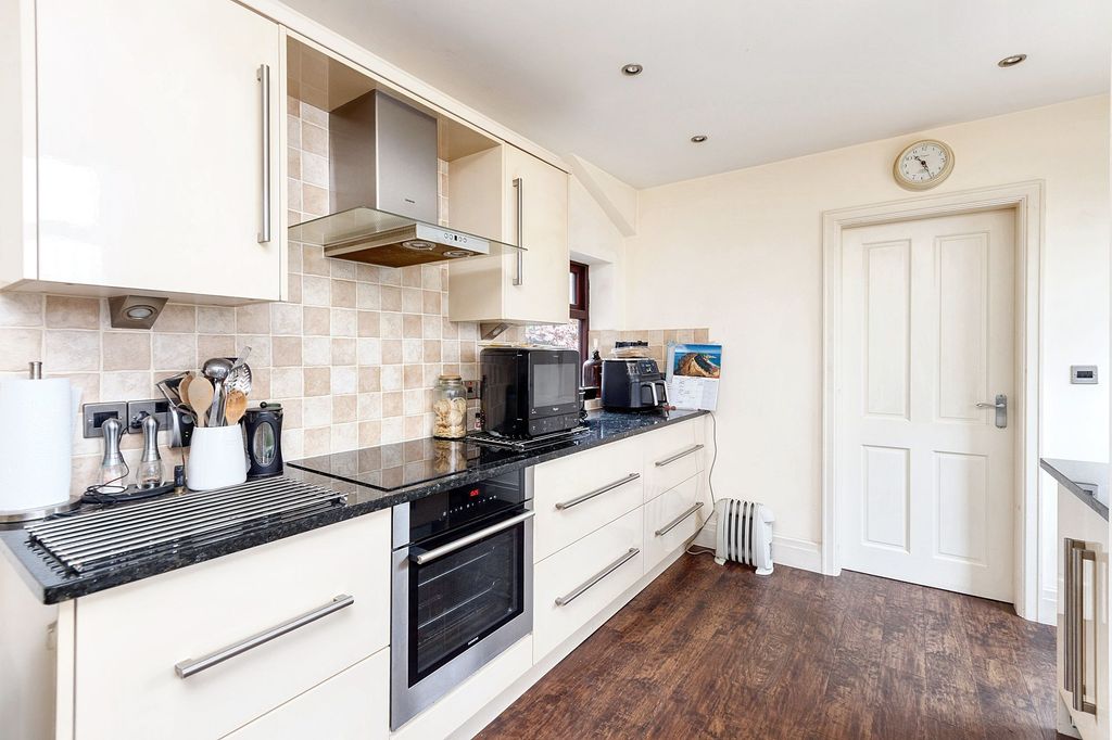 Property photo 2 of 32