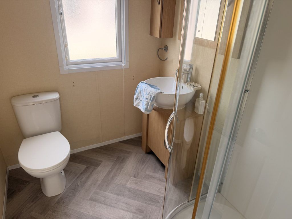 Property photo 1 of 6 Bathroom