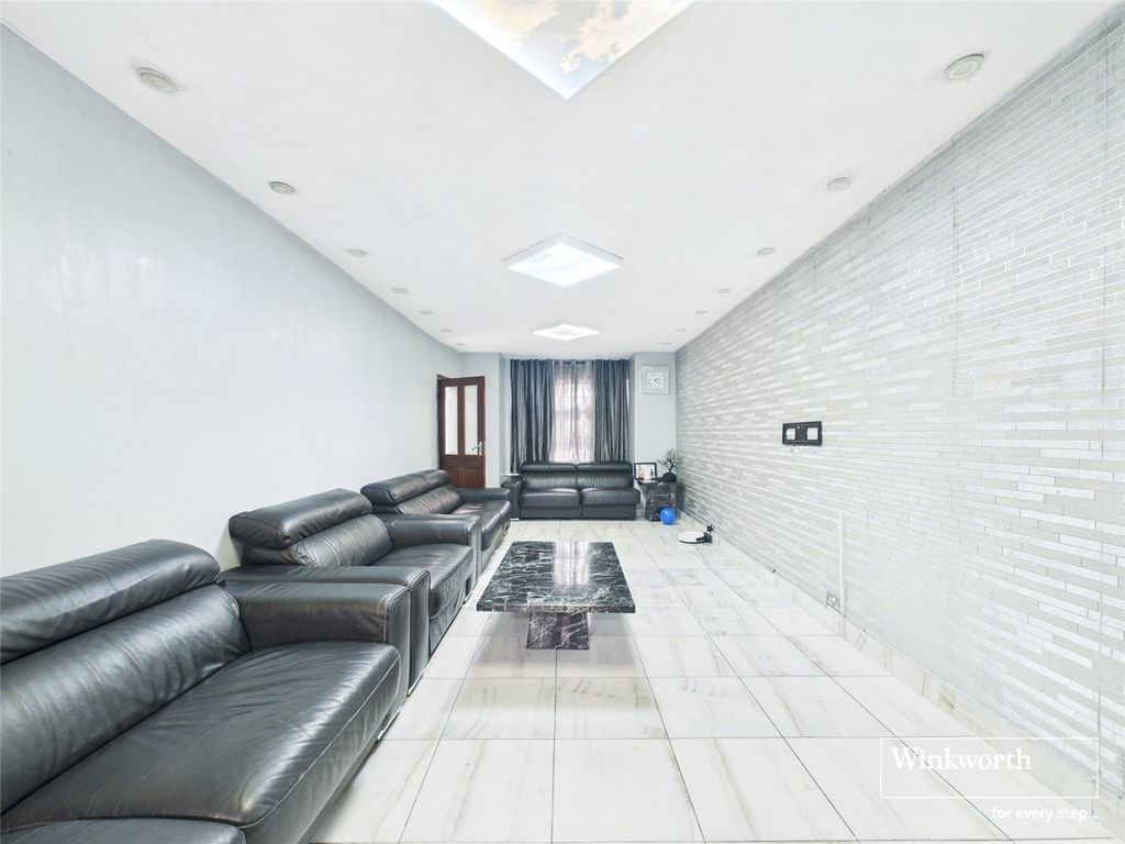 Property photo 1 of 19 Living Room