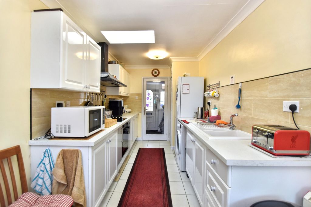 Property photo 3 of 18 Kitchen