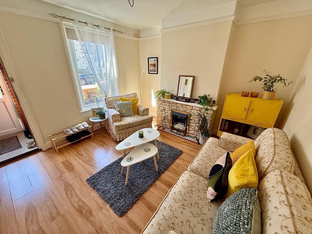 Property photo 3 of 10 Lounge