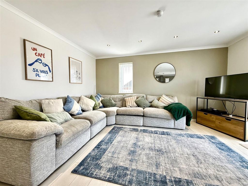 Property photo 2 of 13 Lounge .Jpg