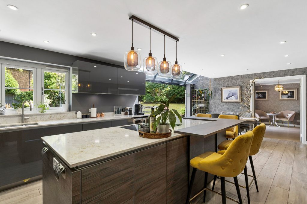 Property photo 3 of 15 Kitchen/Breakfast