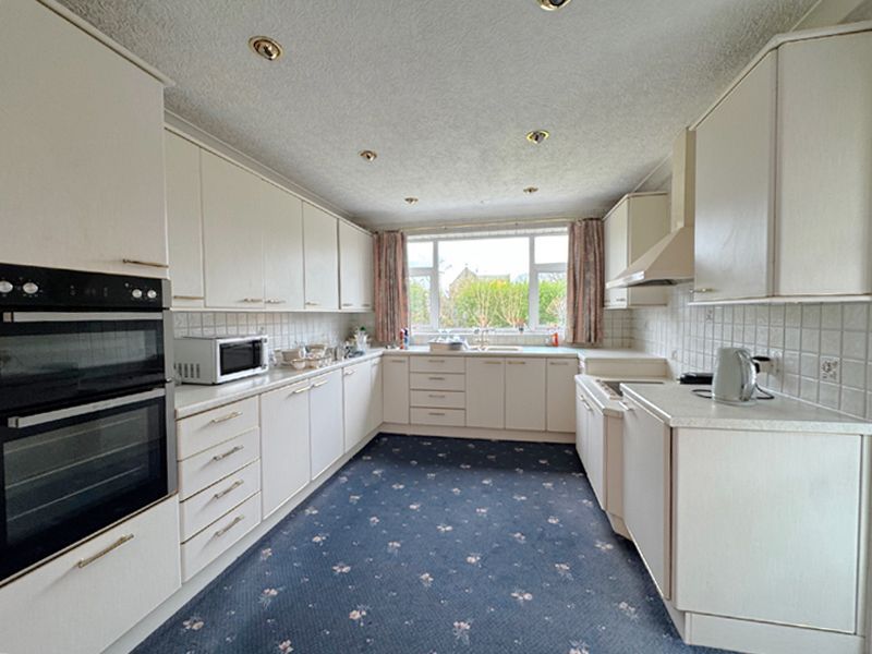 Property photo 3 of 31 Kitchen