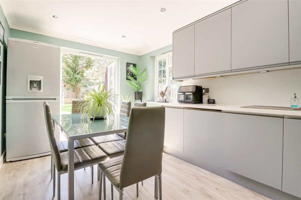 Property photo 3 of 32