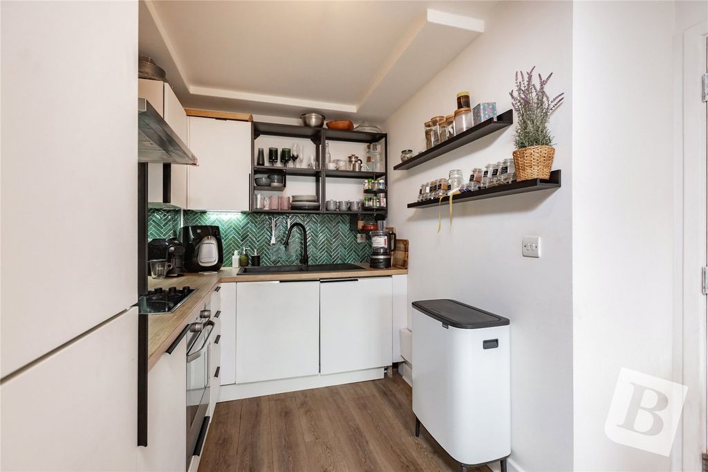 Property photo 3 of 11 Kitchen