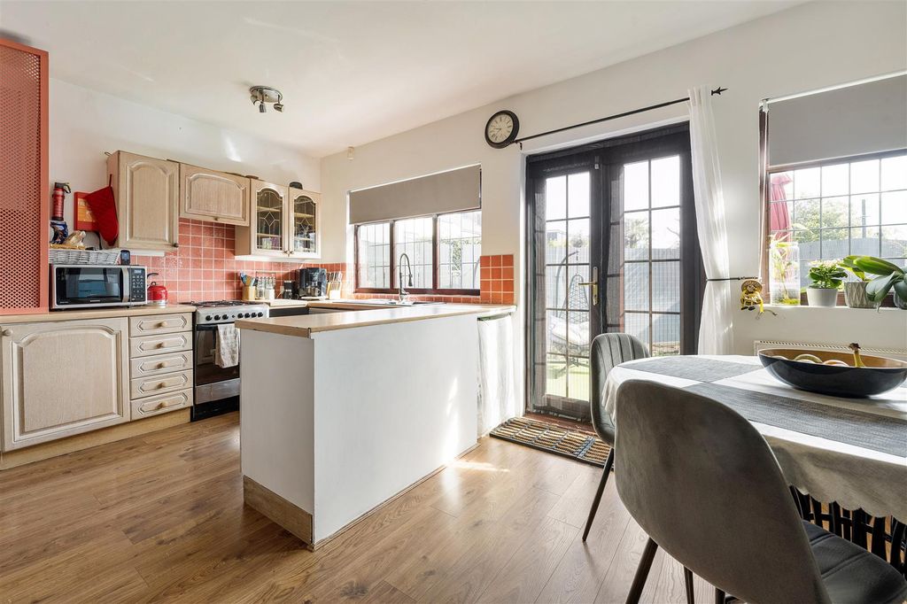 Property photo 2 of 24 Middleton Avenue, E4