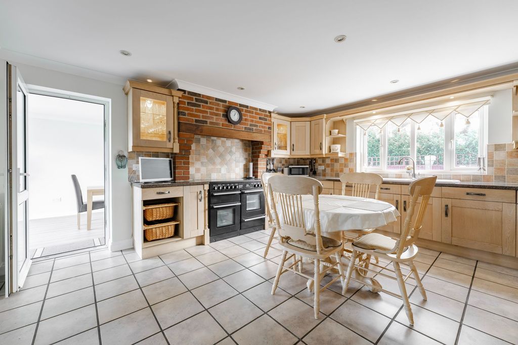 Property photo 3 of 28