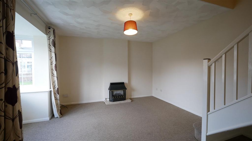 Property photo 3 of 8 Lounge