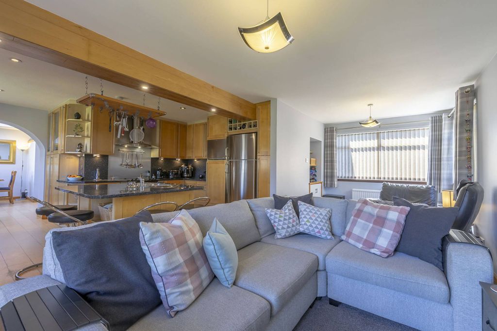 Property photo 2 of 40