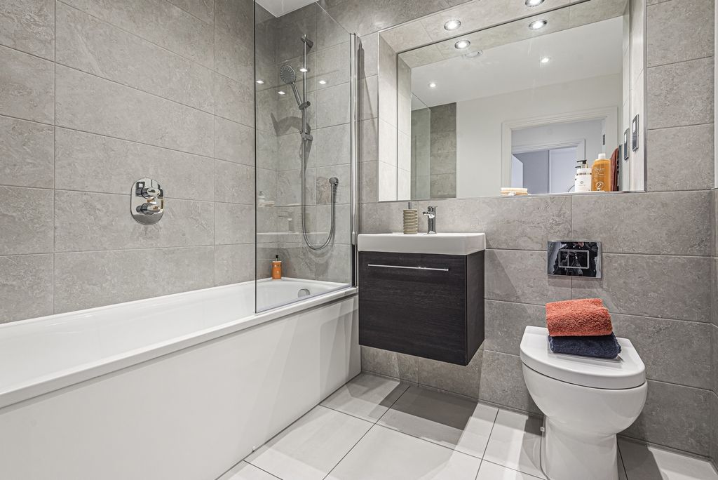 Property photo 3 of 10 Bathroom