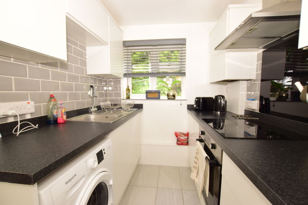 Property photo 3 of 10 Kitchen