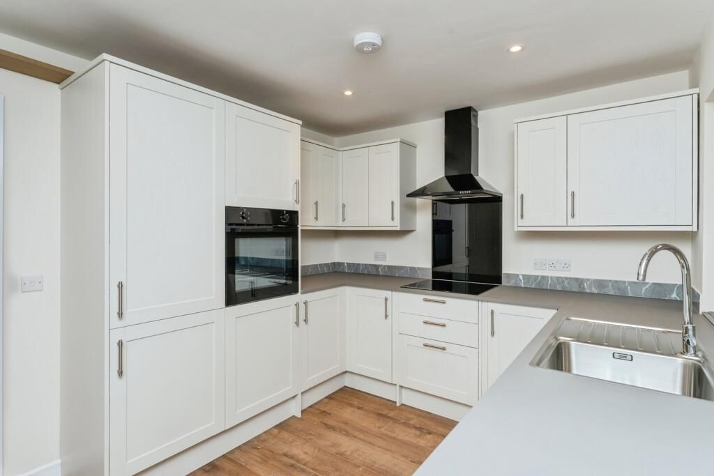 Property photo 1 of 7 4 Bed Flat To Rent Coverton Road, London Sw17