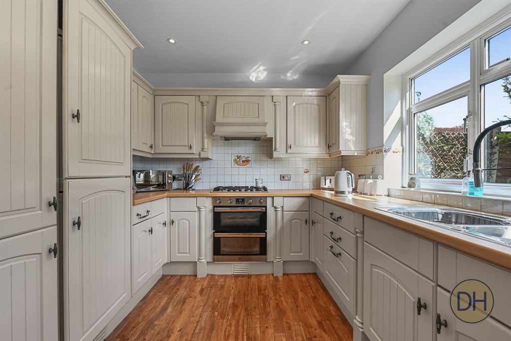 Property photo 3 of 31 Boleyn Way