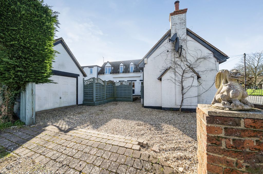 Property photo 1 of 20 Drive And Garage