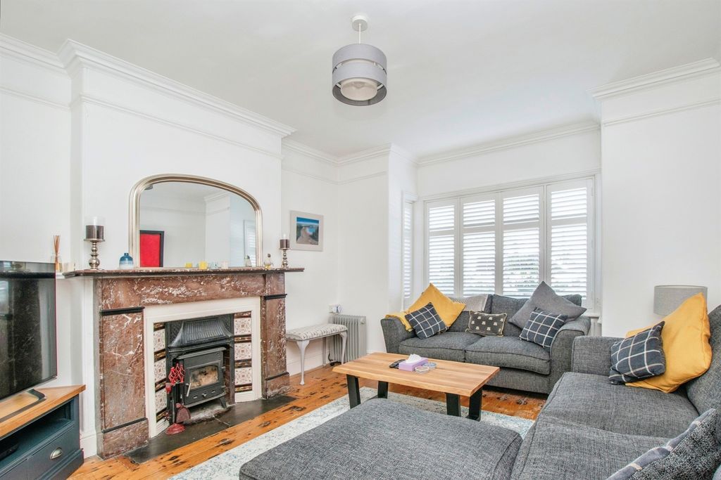 Property photo 2 of 18