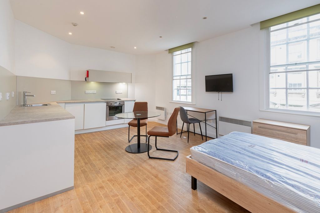 Property photo 1 of 4 A Spacious And Bright Modern Living Room With Styl...