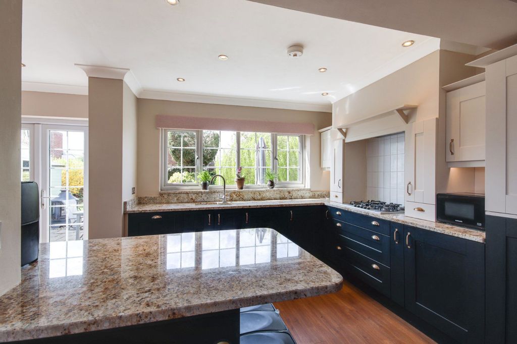 Property photo 3 of 12