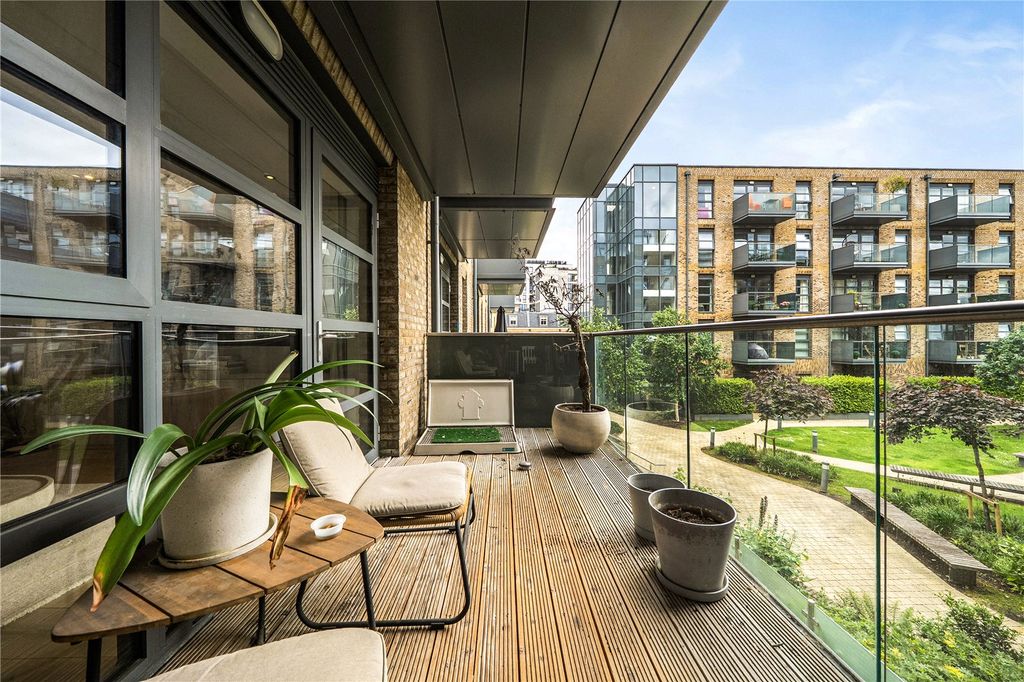 Property photo 1 of 21 Balcony