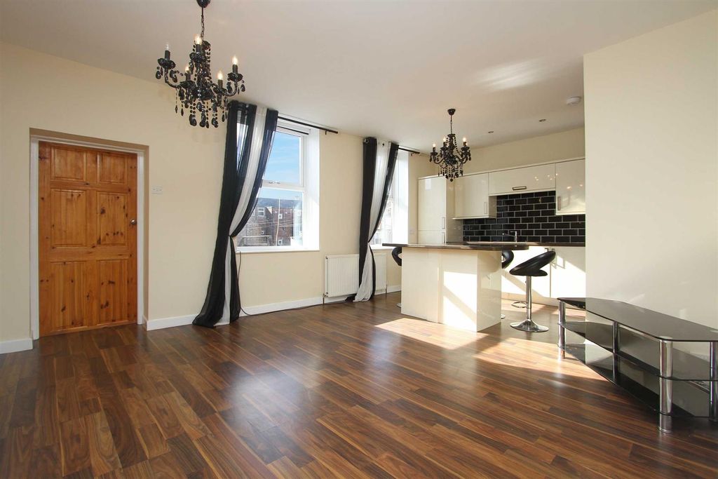 Property photo 2 of 7 Living Room / Kitchen