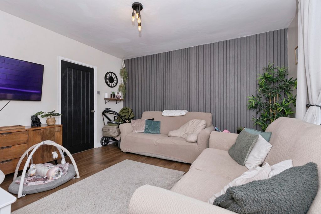 Property photo 2 of 18 Lounge