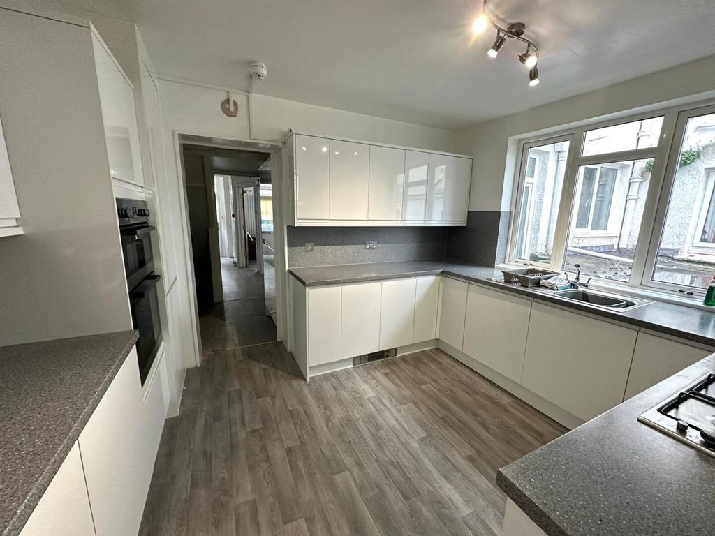 Property photo 1 of 6 Kitchen