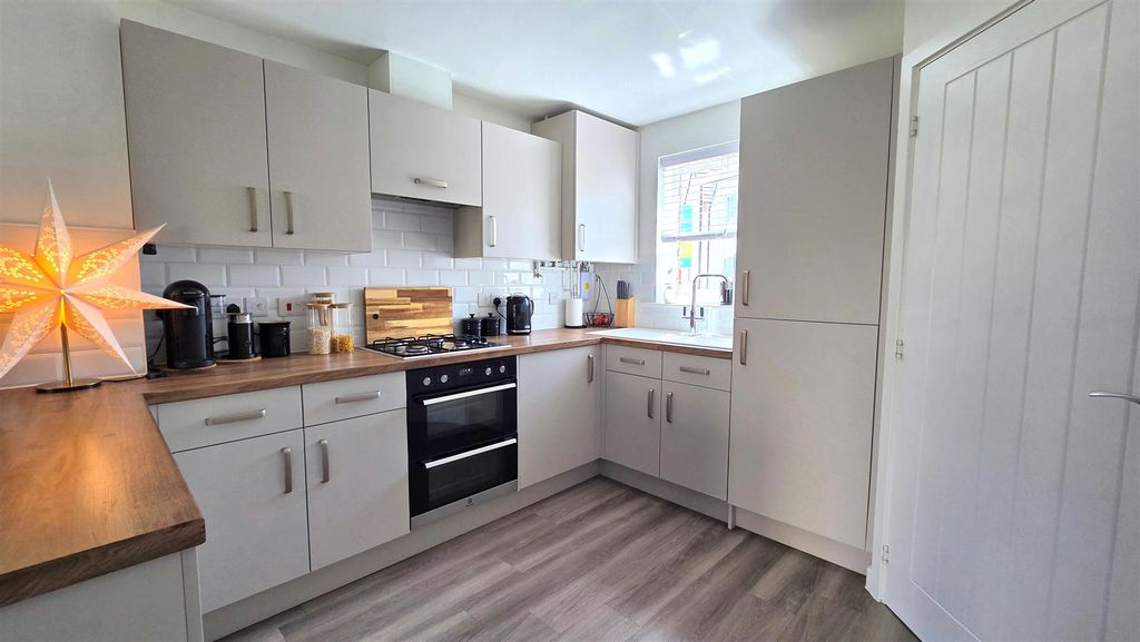 Property photo 3 of 11 Kitchen
