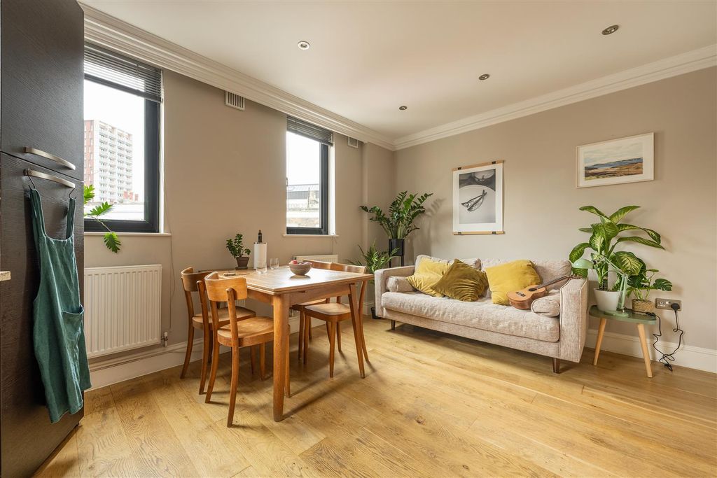 Property photo 2 of 21 Balls Pond Road, N1