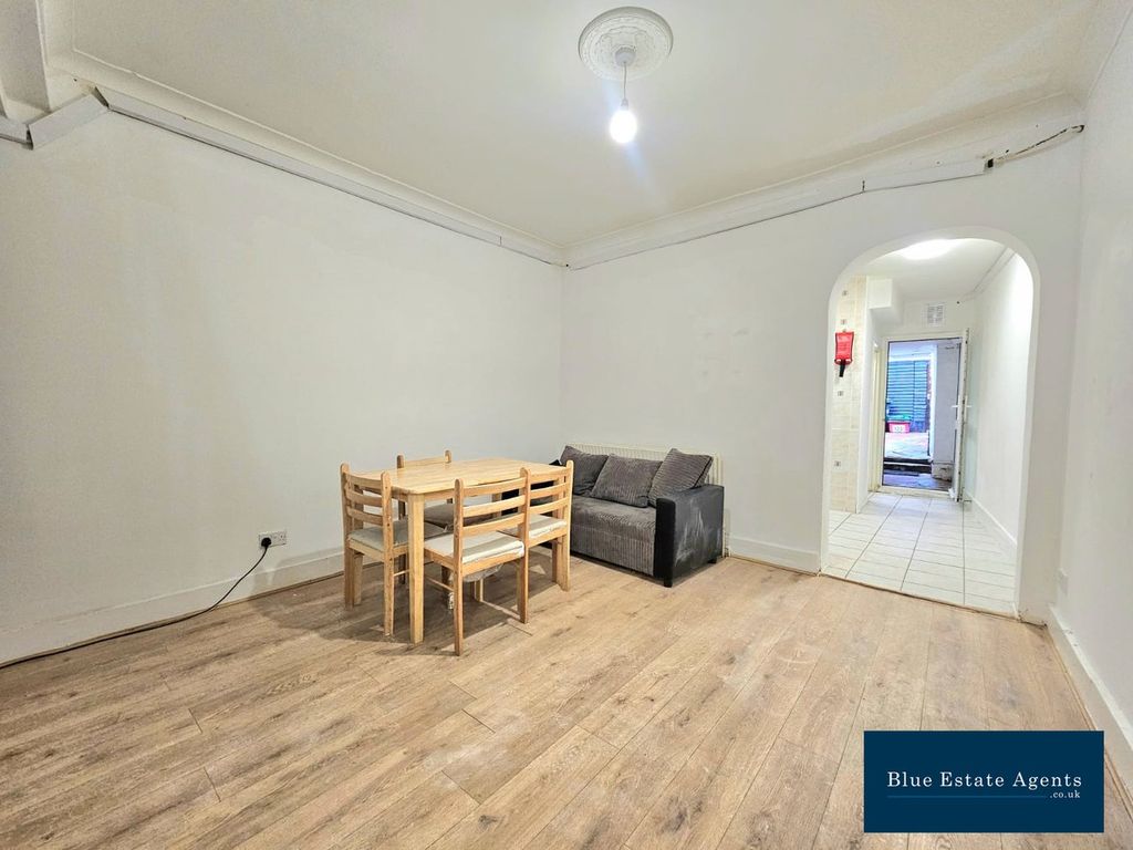 Property photo 1 of 10 Lounge