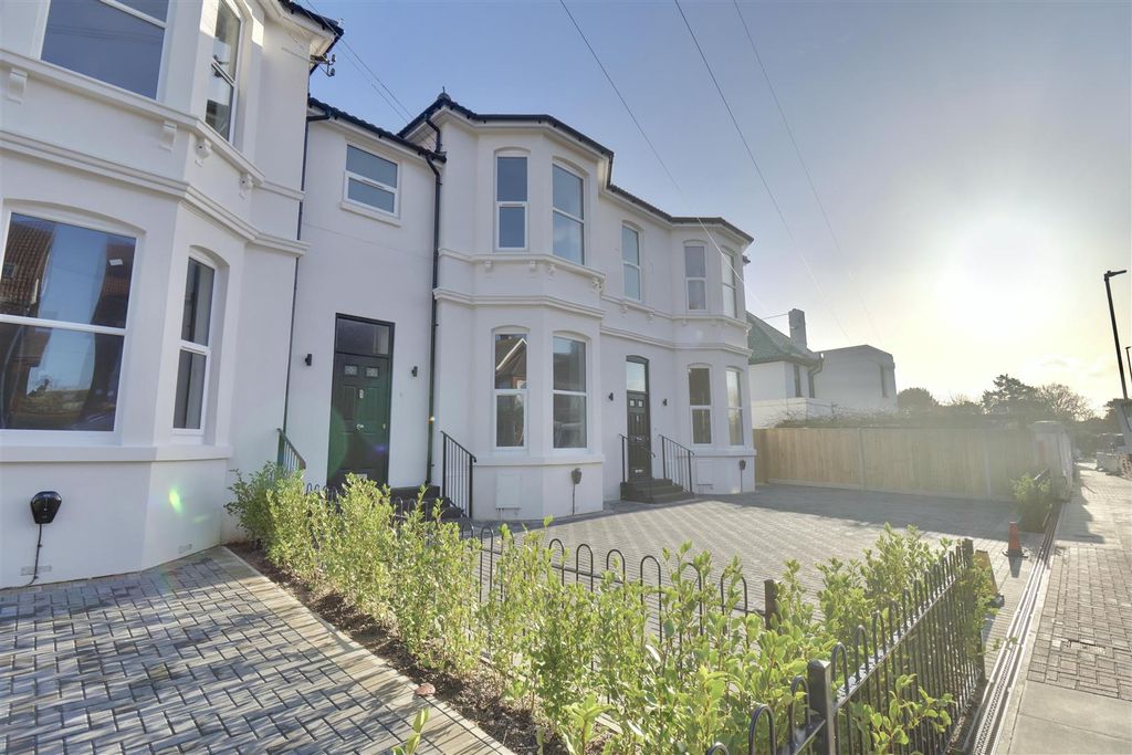 Property photo 1 of 30 4F8A50D0-2F40-4E7C-Bd21-9Abef1Ea475B_1_201_A.Jpeg