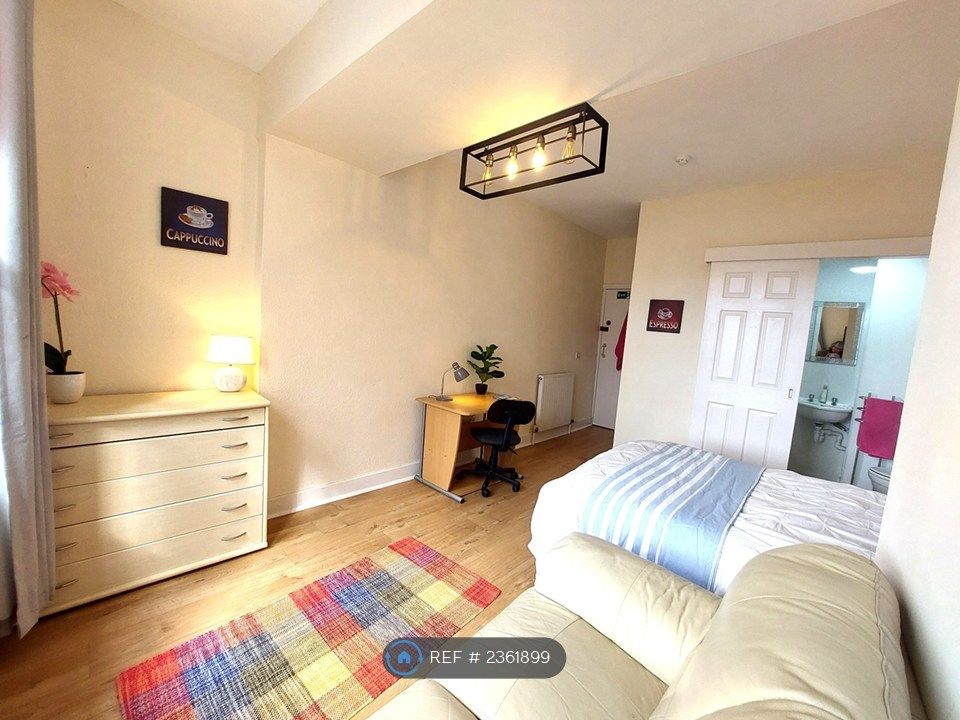 Property photo 1 of 23 Room 5
