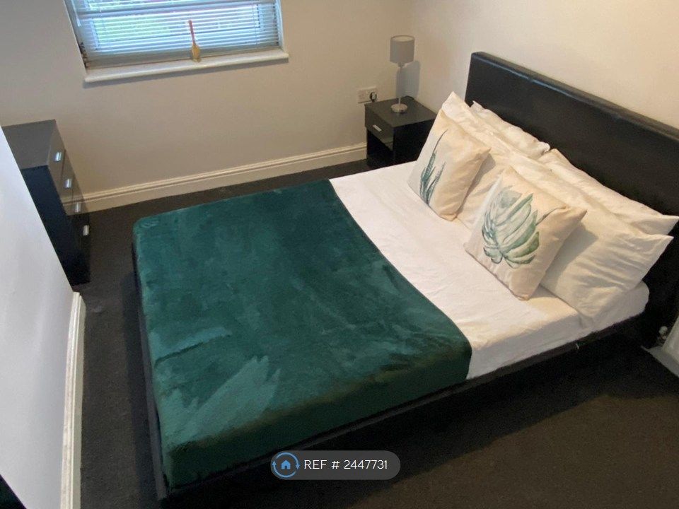 Property photo 1 of 9 Room 3 - Available