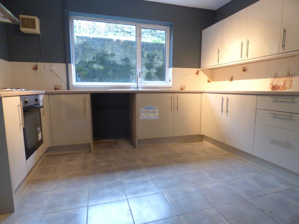 Property photo 3 of 11 Kitchen