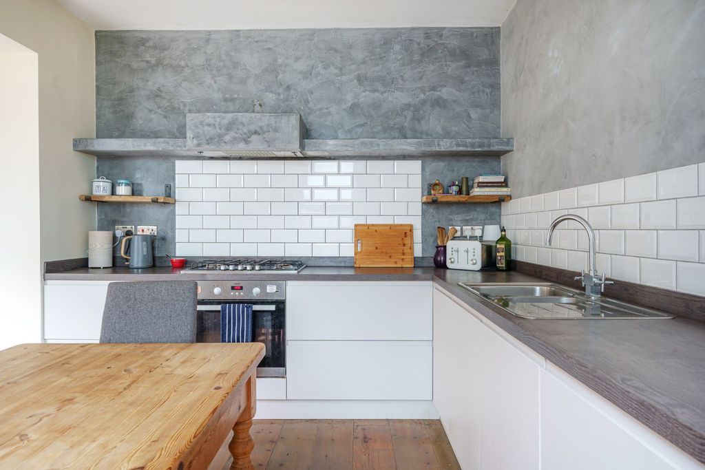 Property photo 3 of 11 Kitchen