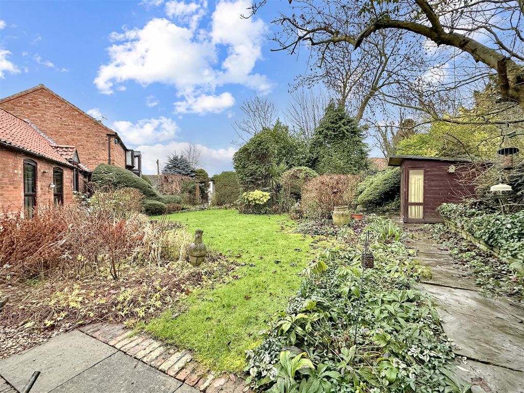 Property photo 3 of 34 Beautifully Established Garden 866