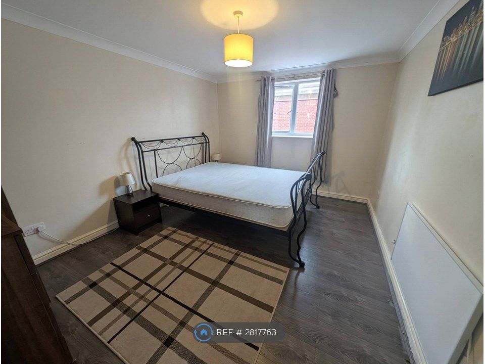 Property photo 3 of 28 Large Double Bedroom 1