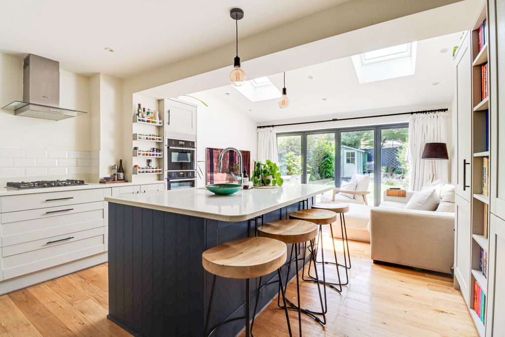 Property photo 1 of 17 Kitchen/Lounge