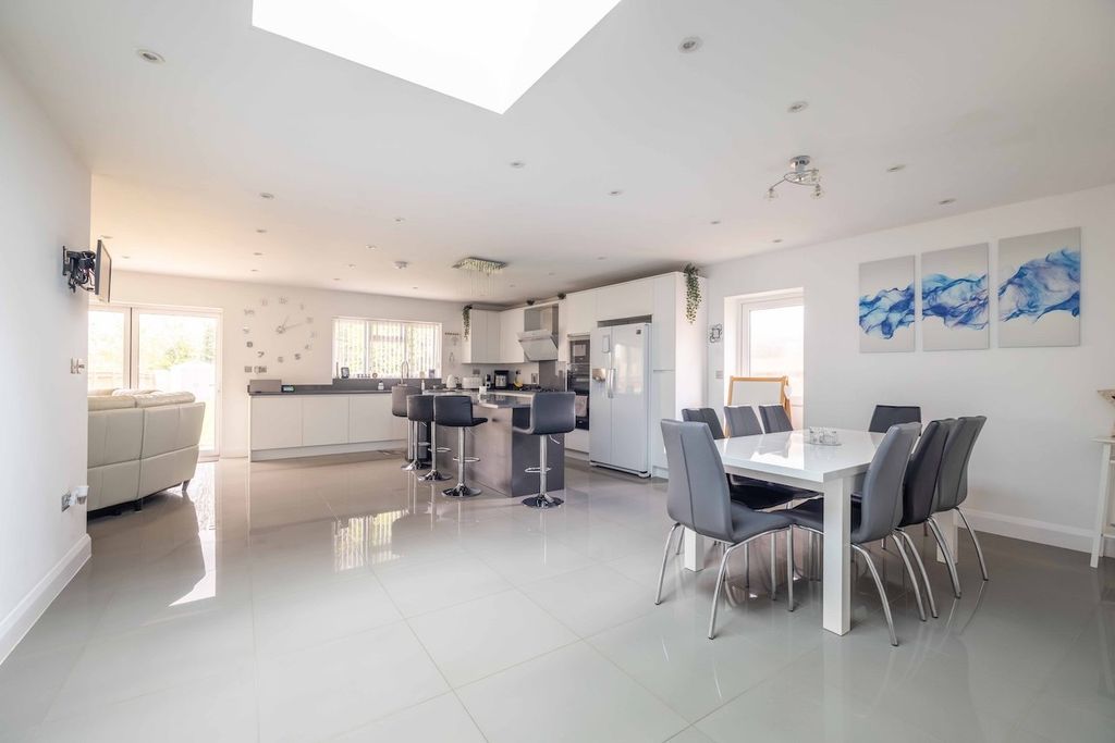 Property photo 3 of 23