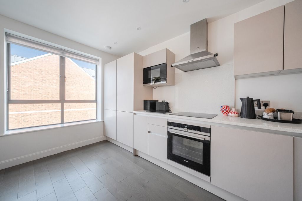 Property photo 3 of 17 Kitchen