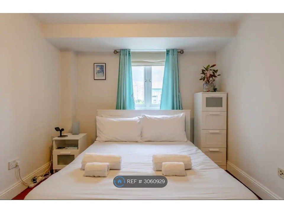 Property photo 3 of 17 Master Ensuite Bedroom