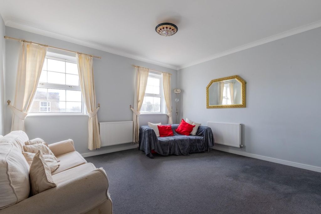 Property photo 3 of 18 Lounge