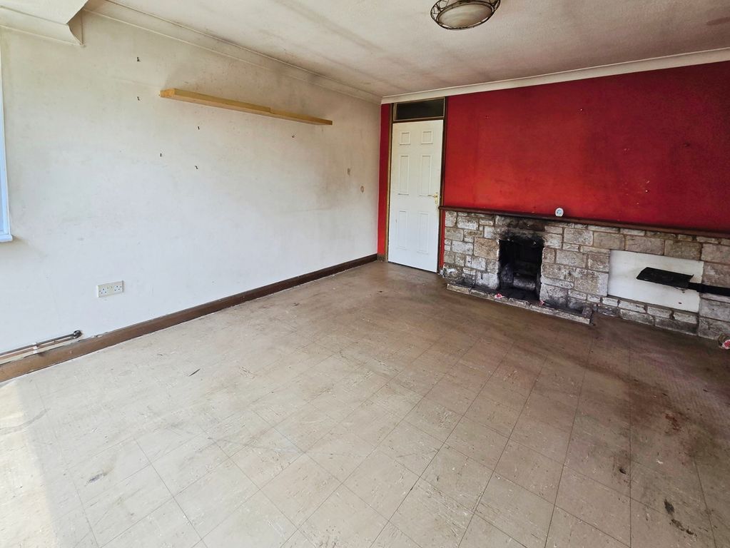 Property photo 3 of 11 Lounge