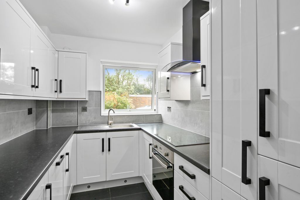 Property photo 1 of 10 Kitchen