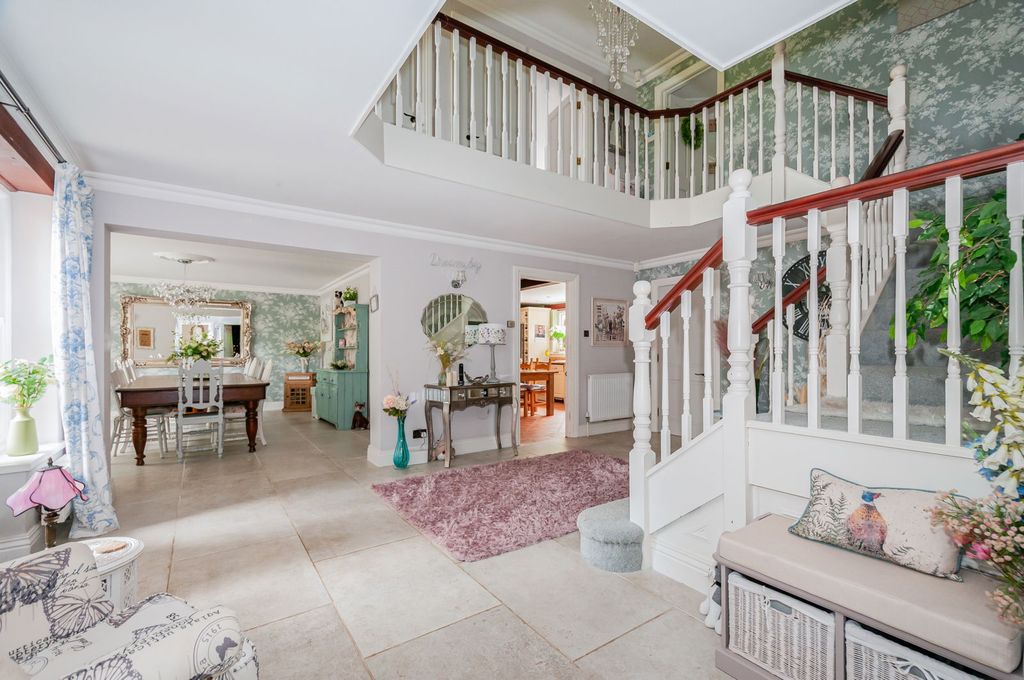 Property photo 2 of 32
